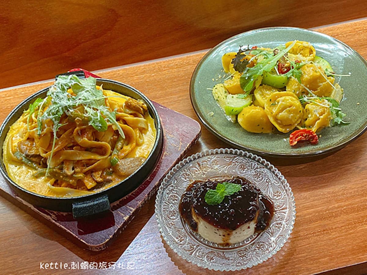超有哏黑色布丁在這!創意麵食館「薯泥麵餃」Q彈扎實,披薩式鐵板麵也必嘗 超有哏黑色布丁在這!創意麵食館「薯泥麵餃」Q彈扎實,披薩式鐵板麵也必嘗