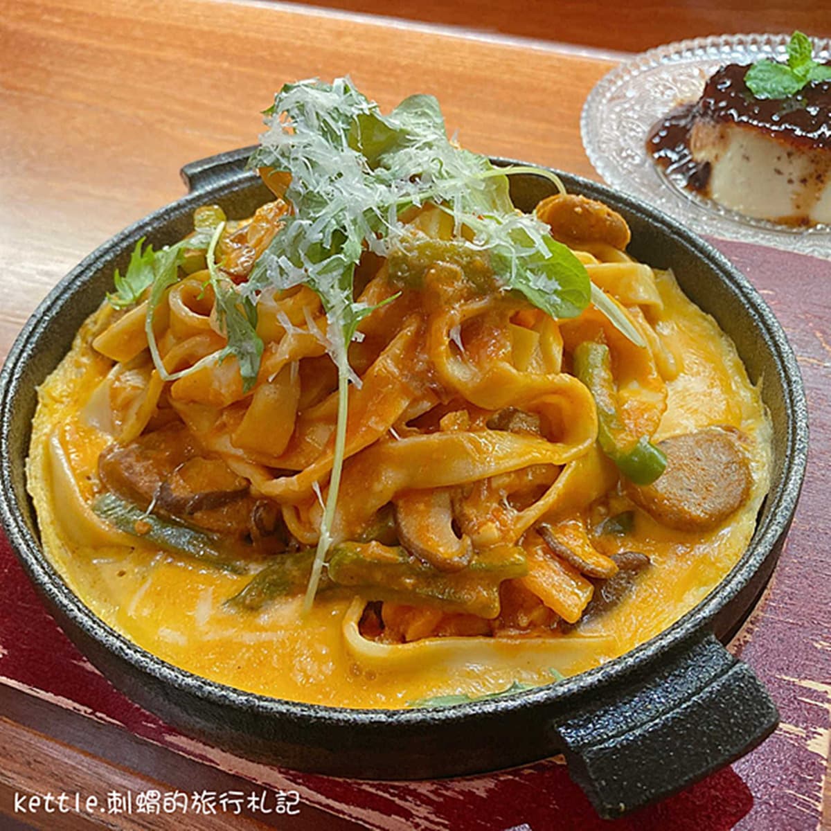 超有哏黑色布丁在這!創意麵食館「薯泥麵餃」Q彈扎實,披薩式鐵板麵也必嘗 超有哏黑色布丁在這!創意麵食館「薯泥麵餃」Q彈扎實,披薩式鐵板麵也必嘗