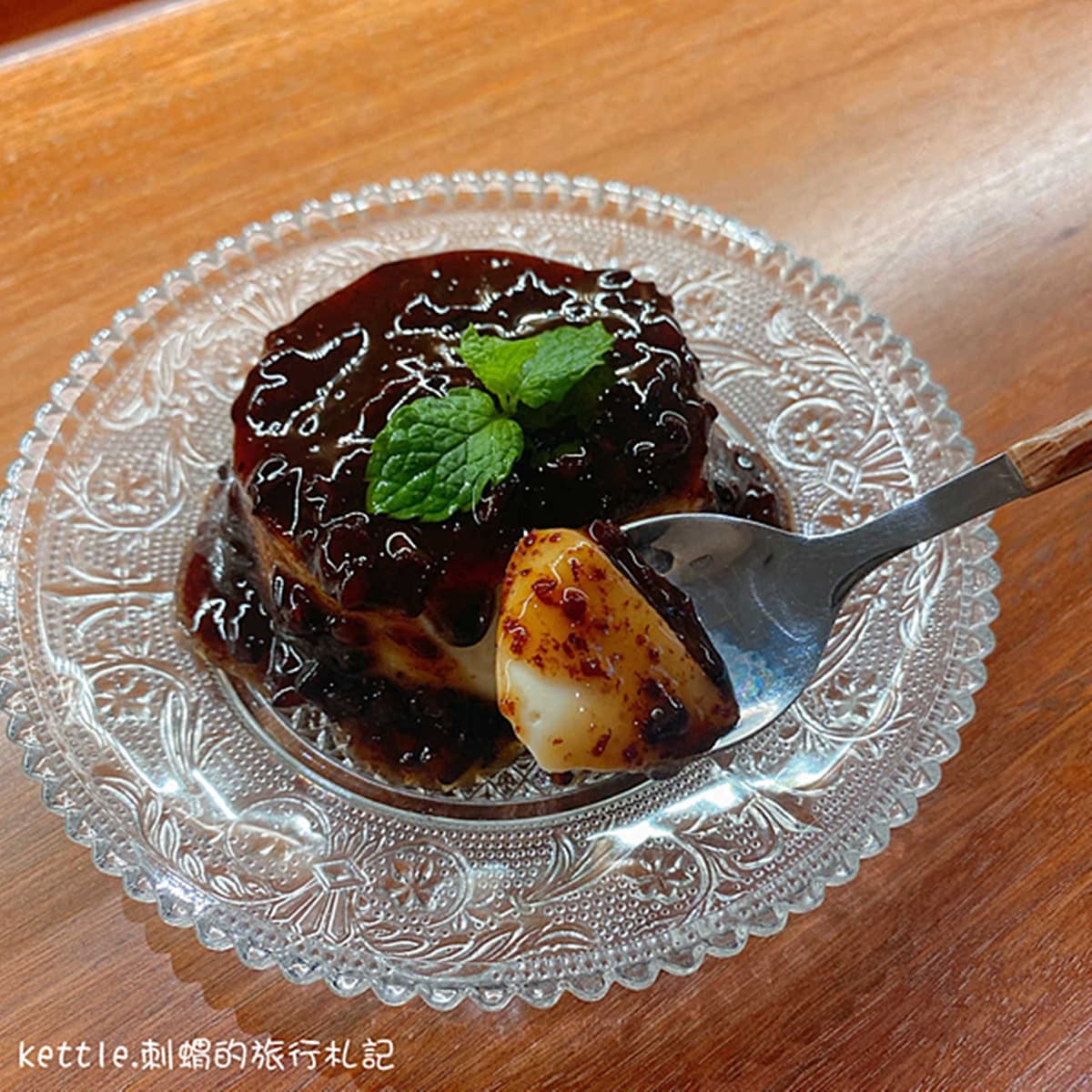 超有哏黑色布丁在這!創意麵食館「薯泥麵餃」Q彈扎實,披薩式鐵板麵也必嘗 超有哏黑色布丁在這!創意麵食館「薯泥麵餃」Q彈扎實,披薩式鐵板麵也必嘗