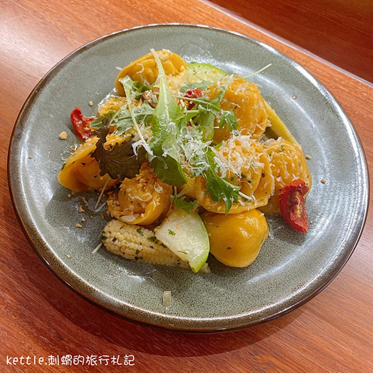 超有哏黑色布丁在這!創意麵食館「薯泥麵餃」Q彈扎實,披薩式鐵板麵也必嘗 超有哏黑色布丁在這!創意麵食館「薯泥麵餃」Q彈扎實,披薩式鐵板麵也必嘗