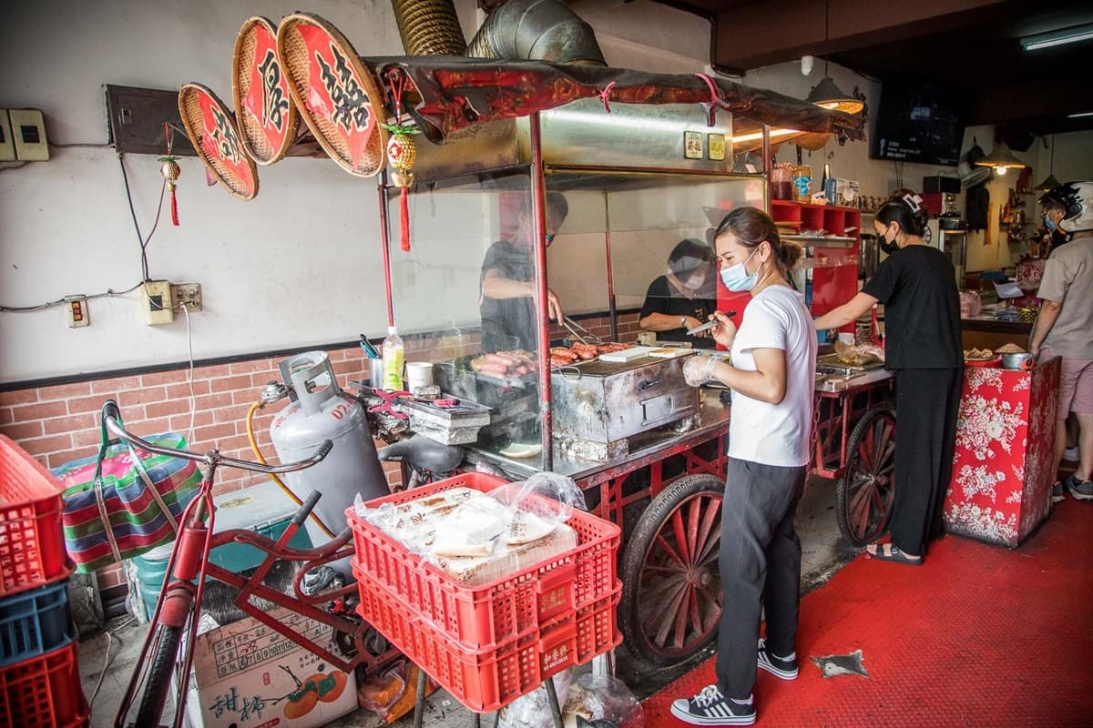 從餐車紅到開店!一早就排隊「大腸包小腸」爆料超澎派,搭酥脆蒜餅更唰嘴 從餐車紅到開店!一早就排隊「大腸包小腸」爆料超澎派,搭酥脆蒜餅更唰嘴