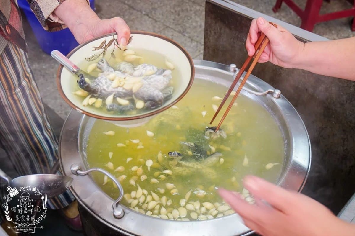 高雄最強「蒜頭田雞湯」敢挑戰?整鍋蒜頭+青蛙超狂,50年獵奇補湯老饕激推 高雄最強「蒜頭田雞湯」敢挑戰?整鍋蒜頭+青蛙超狂,50年獵奇補湯老饕激推