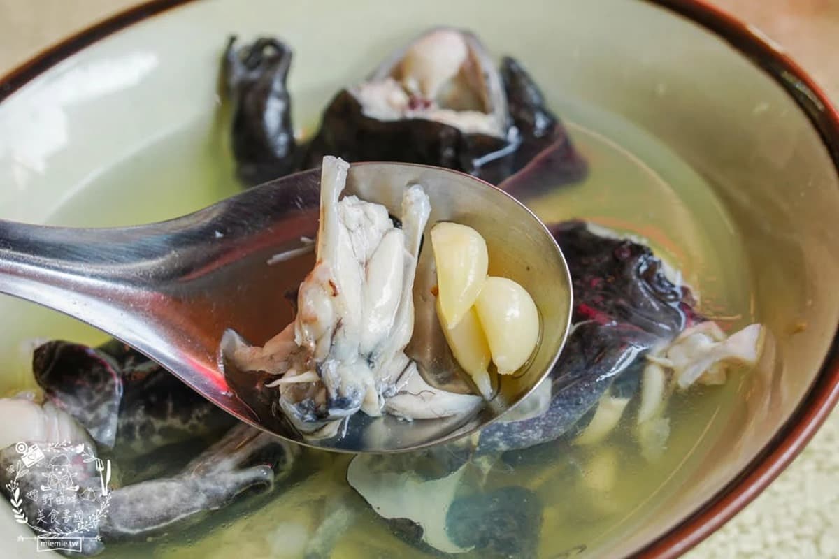 高雄最強「蒜頭田雞湯」敢挑戰?整鍋蒜頭+青蛙超狂,50年獵奇補湯老饕激推 高雄最強「蒜頭田雞湯」敢挑戰?整鍋蒜頭+青蛙超狂,50年獵奇補湯老饕激推