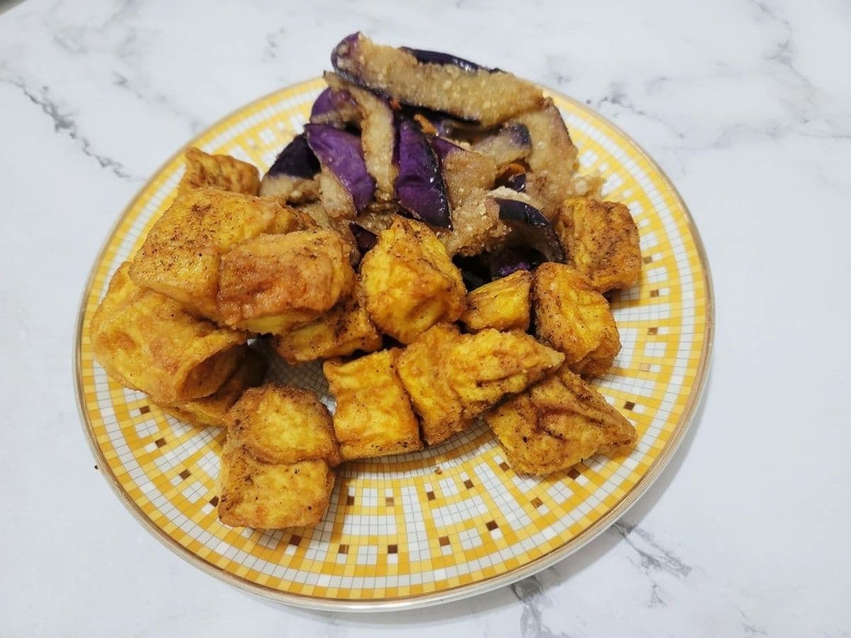 可占卜的炸物店!必點炸皮蛋、百頁酥脆唰嘴,竹林觀音詩籤只送有緣人 可占卜的炸物店!必點炸皮蛋、百頁酥脆唰嘴,竹林觀音詩籤只送有緣人