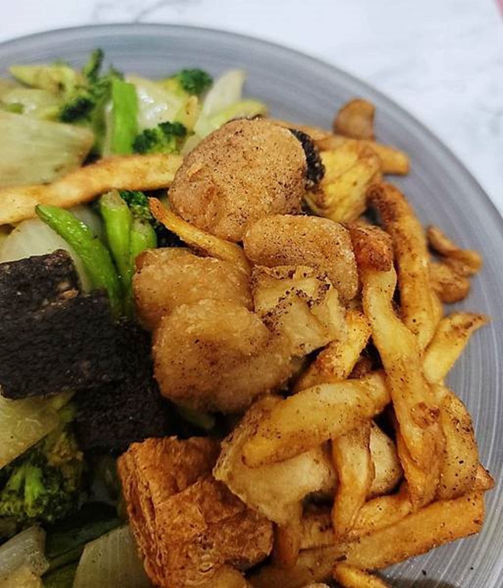可占卜的炸物店!必點炸皮蛋、百頁酥脆唰嘴,竹林觀音詩籤只送有緣人 可占卜的炸物店!必點炸皮蛋、百頁酥脆唰嘴,竹林觀音詩籤只送有緣人