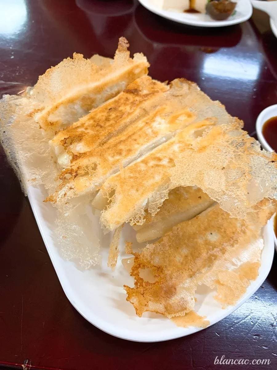 東區好評「隱藏版餃子館」!招牌鮮肉蒸餃內餡飽滿,酥脆韭黃鍋貼也必點 東區好評「隱藏版餃子館」!招牌鮮肉蒸餃內餡飽滿,酥脆韭黃鍋貼也必點