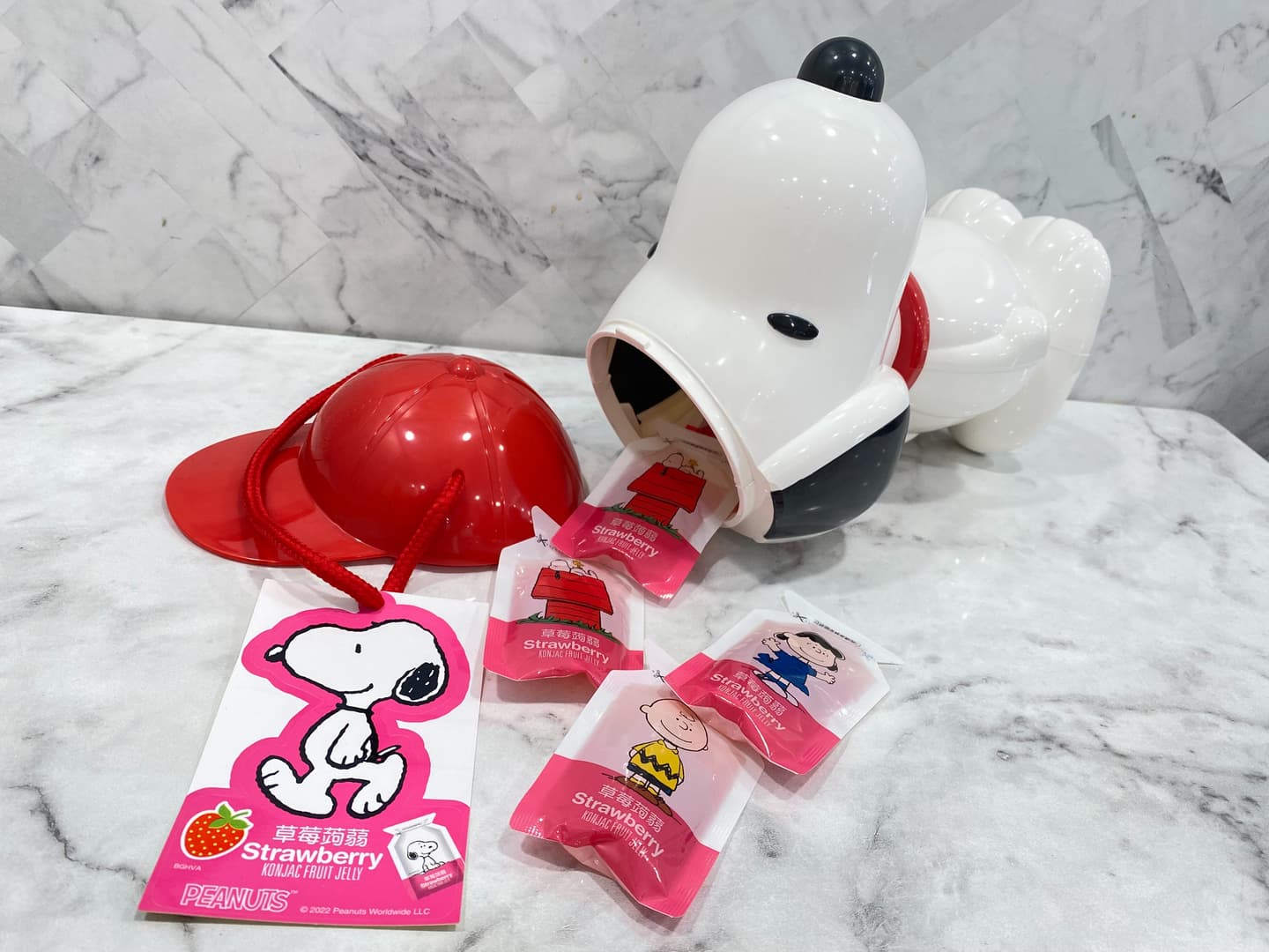 史努比控再接招!7-11獨家「SNOOPY棒球帽造型桶」,裝滿草莓蒟蒻快抱走 史努比控再接招!7-11獨家「SNOOPY棒球帽造型桶」,裝滿草莓蒟蒻快抱走