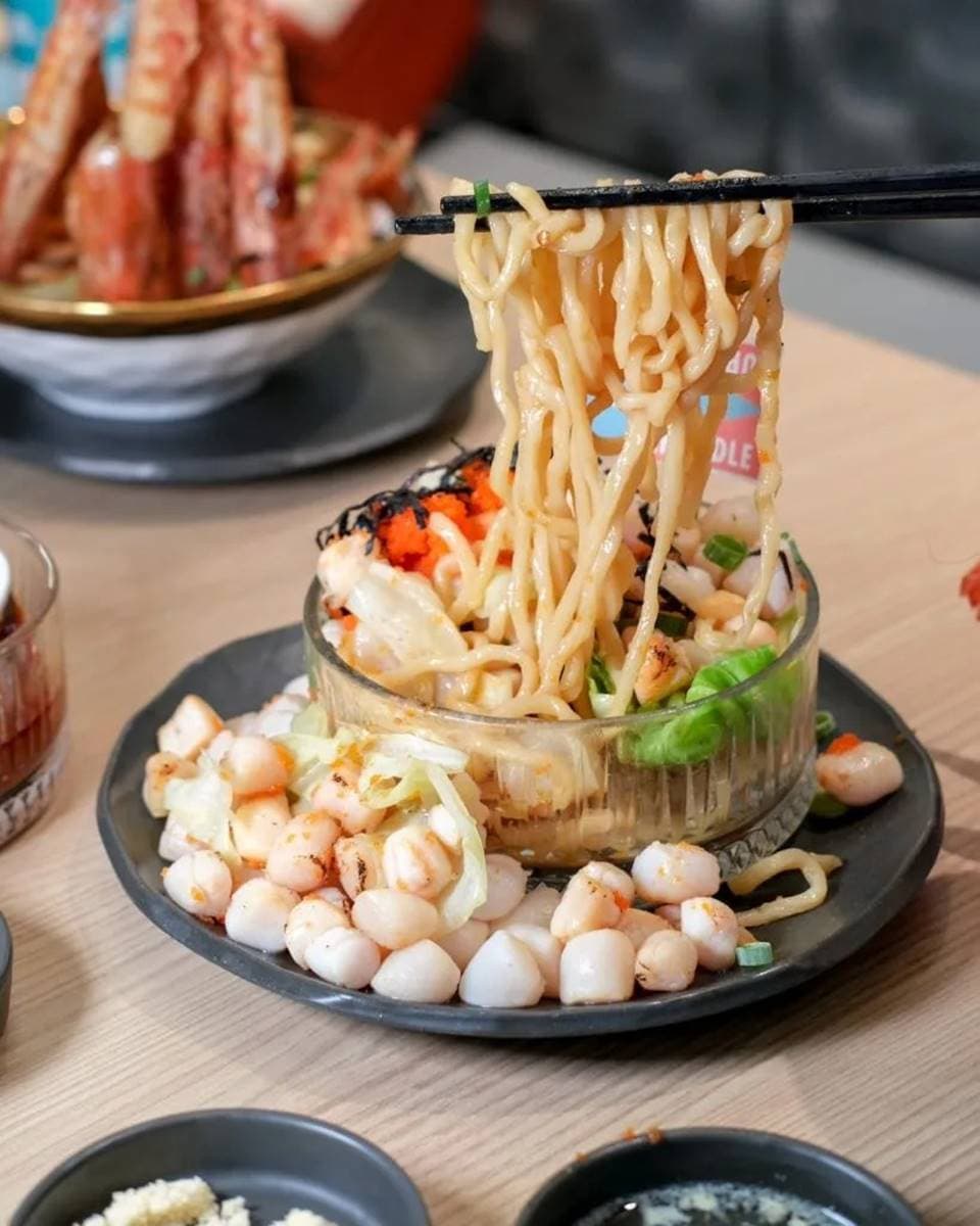 一上桌霸氣外露!「101顆干貝麵」滿到掉出來,「天使紅蝦火箭」挑戰浮誇極限 一上桌霸氣外露!「101顆干貝麵」滿到掉出來,「天使紅蝦火箭」挑戰浮誇極限
