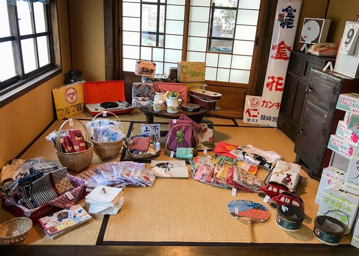 1秒穿越!台南「懷舊雜貨店」想拍照要排隊,打卡必點限定冰淇淋 1秒穿越!台南「懷舊雜貨店」想拍照要排隊,打卡必點限定冰淇淋