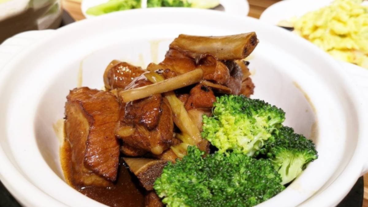 平價版驥園!1人獨享「砂鍋土雞湯」爽嗑整隻雞腿,再點超下飯「蔥燒子排」 平價版驥園!1人獨享「砂鍋土雞湯」爽嗑整隻雞腿,再點超下飯「蔥燒子排」
