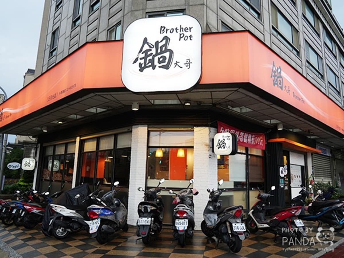 冰淇淋掉進拉麵裡?挑戰「平價小火鍋」最狂新品,攪拌變牛奶鍋超衝擊 冰淇淋掉進拉麵裡?挑戰「平價小火鍋」最狂新品,攪拌變牛奶鍋超衝擊