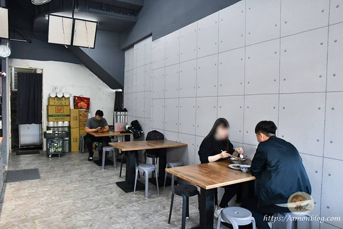 1天賣300隻油雞!「港式油雞飯」鹹香唰嘴,內用還有藥膳雞湯喝到飽 1天賣300隻油雞!「港式油雞飯」鹹香唰嘴,內用還有藥膳雞湯喝到飽