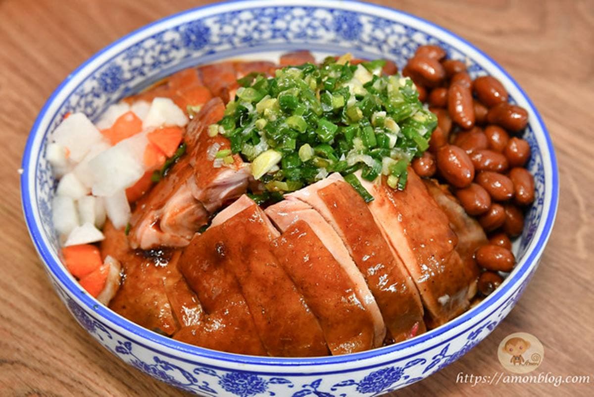 1天賣300隻油雞!「港式油雞飯」鹹香唰嘴,內用還有藥膳雞湯喝到飽 1天賣300隻油雞!「港式油雞飯」鹹香唰嘴,內用還有藥膳雞湯喝到飽