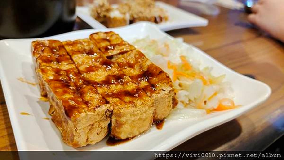 像章魚燒的臭豆腐?「沙拉臭香捲」搭柴魚超獨特,酥炸外皮香脆誘人 像章魚燒的臭豆腐?「沙拉臭香捲」搭柴魚超獨特,酥炸外皮香脆誘人