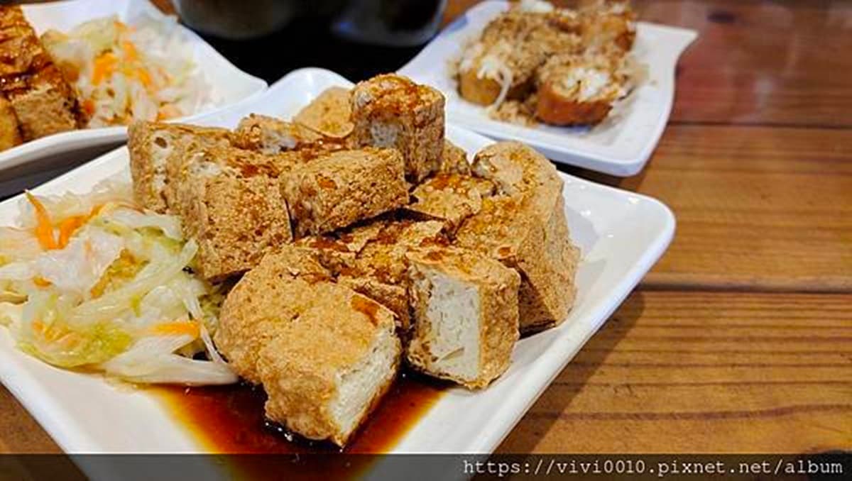 像章魚燒的臭豆腐?「沙拉臭香捲」搭柴魚超獨特,酥炸外皮香脆誘人 像章魚燒的臭豆腐?「沙拉臭香捲」搭柴魚超獨特,酥炸外皮香脆誘人