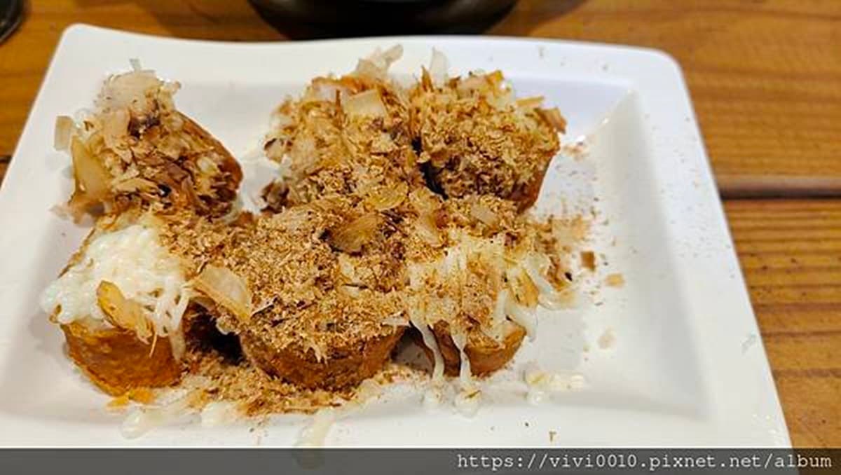 像章魚燒的臭豆腐?「沙拉臭香捲」搭柴魚超獨特,酥炸外皮香脆誘人 像章魚燒的臭豆腐?「沙拉臭香捲」搭柴魚超獨特,酥炸外皮香脆誘人