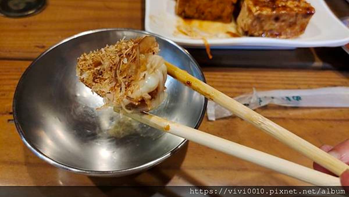 像章魚燒的臭豆腐?「沙拉臭香捲」搭柴魚超獨特,酥炸外皮香脆誘人 像章魚燒的臭豆腐?「沙拉臭香捲」搭柴魚超獨特,酥炸外皮香脆誘人