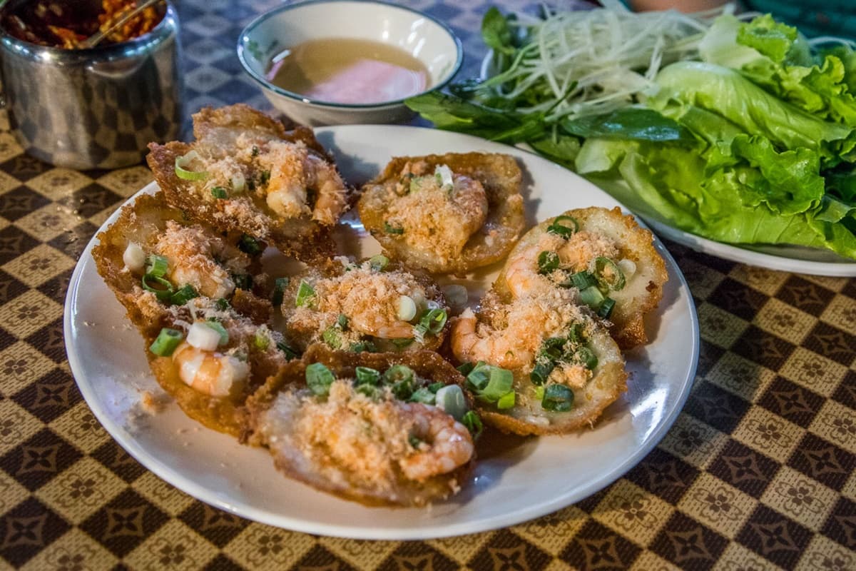 越南夫妻賣完就收!限量「飛碟蝦餅」必搭生菜、魚露,道地小吃藏夜市快衝 越南夫妻賣完就收!限量「飛碟蝦餅」必搭生菜、魚露,道地小吃藏夜市快衝