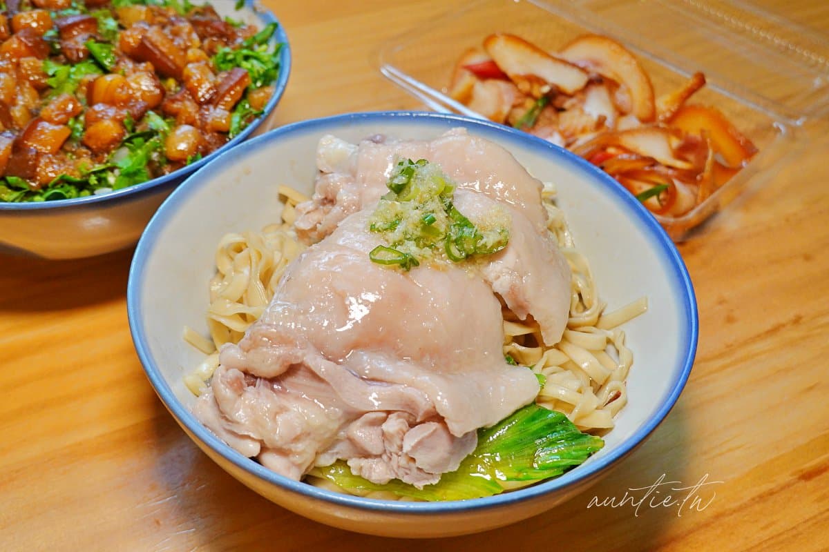 香菜控暴動!「爆量香菜滷肉飯」只要45元,50元「去骨雞腿麵」開賣就秒殺 香菜控暴動!「爆量香菜滷肉飯」只要45元,50元「去骨雞腿麵」開賣就秒殺