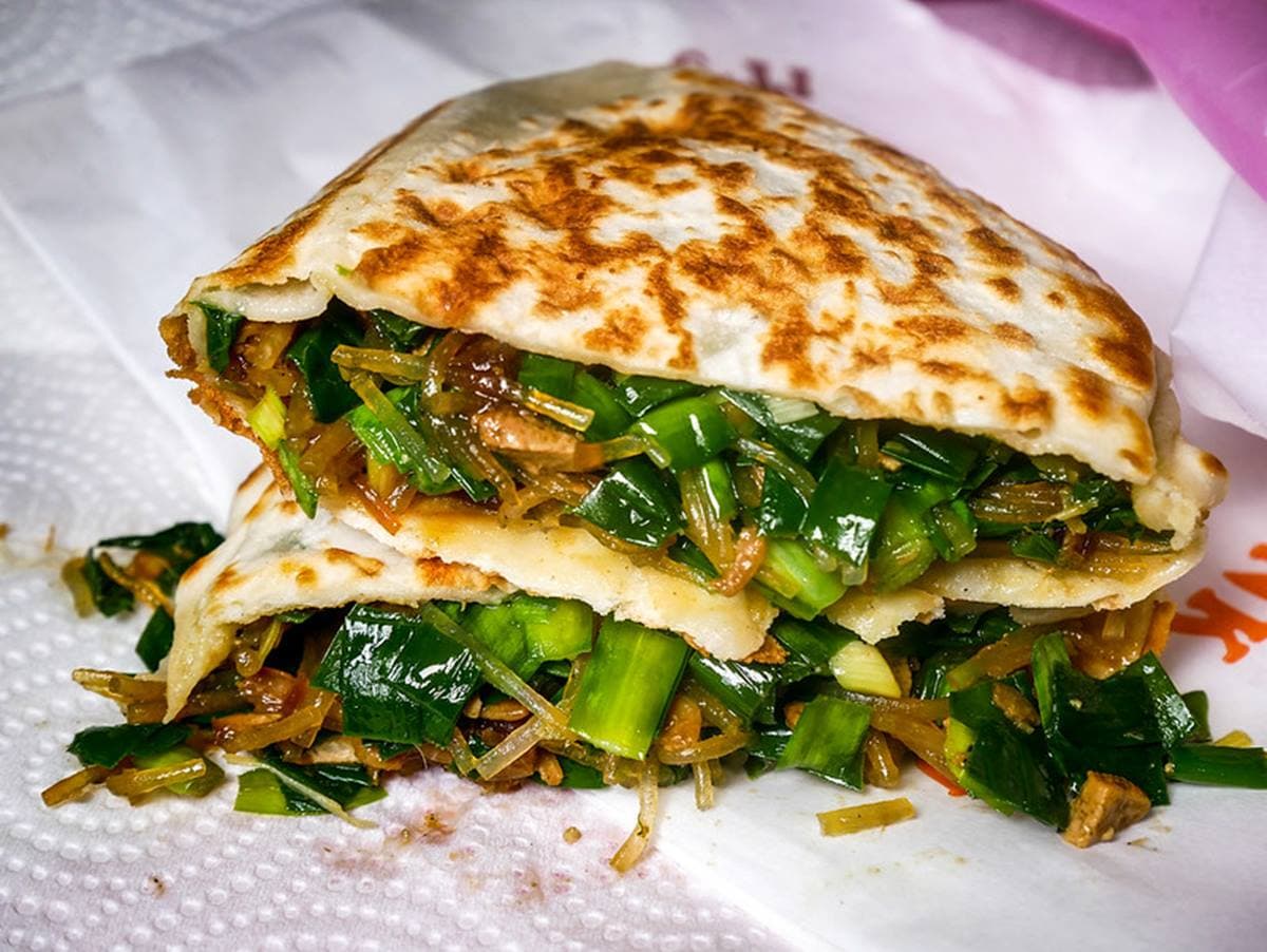 被活魚耽誤的「韭菜盒子」?老饕激推包爆量韭菜、餡料,正宗乾烙製成超唰嘴 被活魚耽誤的「韭菜盒子」?老饕激推包爆量韭菜、餡料,正宗乾烙製成超唰嘴