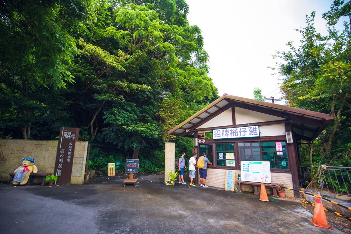 陽明山玩水祕境!「玻璃屋餐廳」前方就是戲水區,現烤桶仔雞預約排到9月 陽明山玩水祕境!「玻璃屋餐廳」前方就是戲水區,現烤桶仔雞預約排到9月