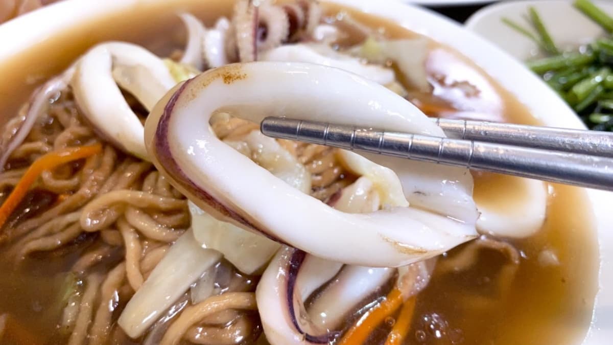 連綜藝節目都大推!60年「鱔魚意麵」必搭特製醬汁,現切魷魚鮮甜清脆可口 連綜藝節目都大推!60年「鱔魚意麵」必搭特製醬汁,現切魷魚鮮甜清脆可口