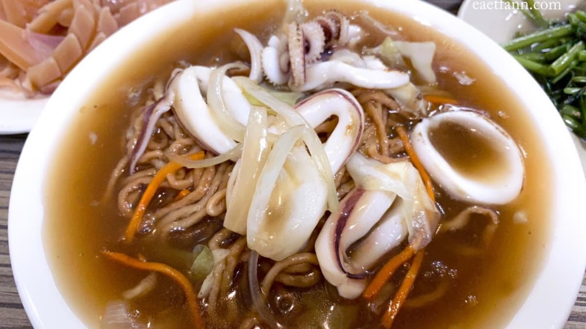 連綜藝節目都大推!60年「鱔魚意麵」必搭特製醬汁,現切魷魚鮮甜清脆可口 連綜藝節目都大推!60年「鱔魚意麵」必搭特製醬汁,現切魷魚鮮甜清脆可口