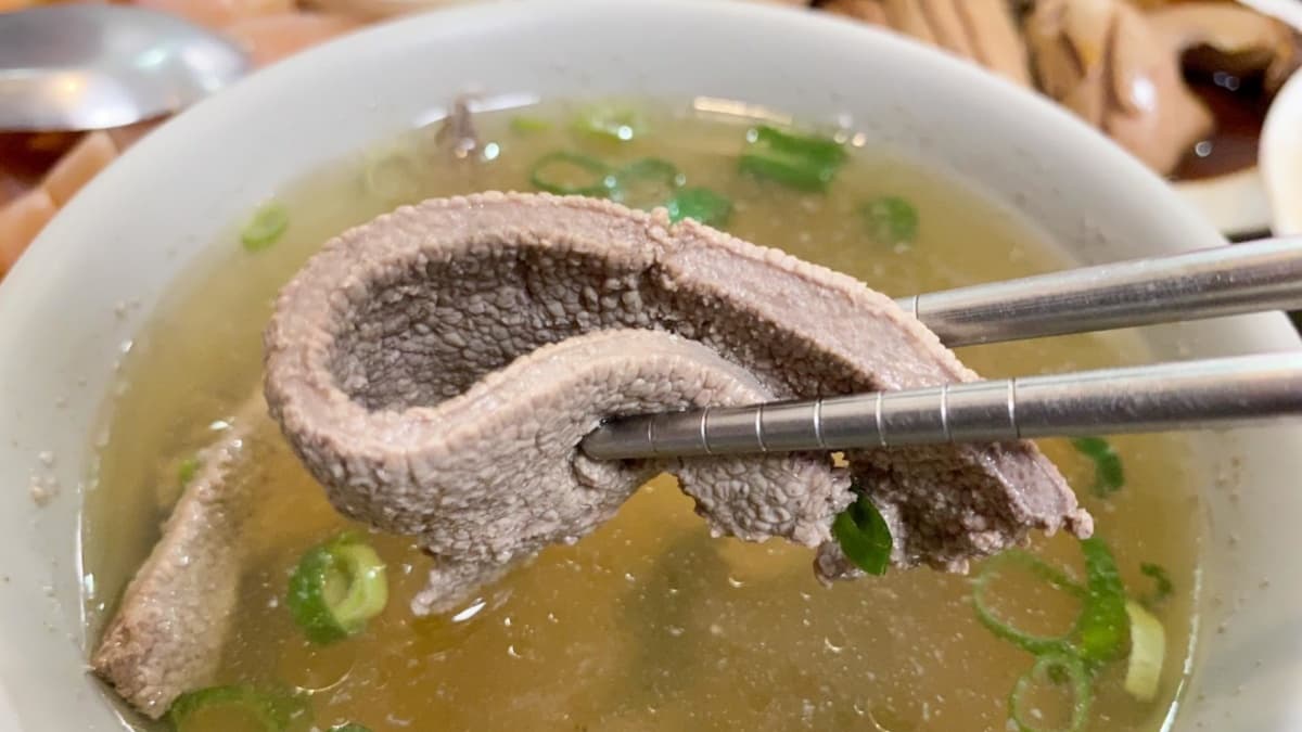 連綜藝節目都大推!60年「鱔魚意麵」必搭特製醬汁,現切魷魚鮮甜清脆可口 連綜藝節目都大推!60年「鱔魚意麵」必搭特製醬汁,現切魷魚鮮甜清脆可口
