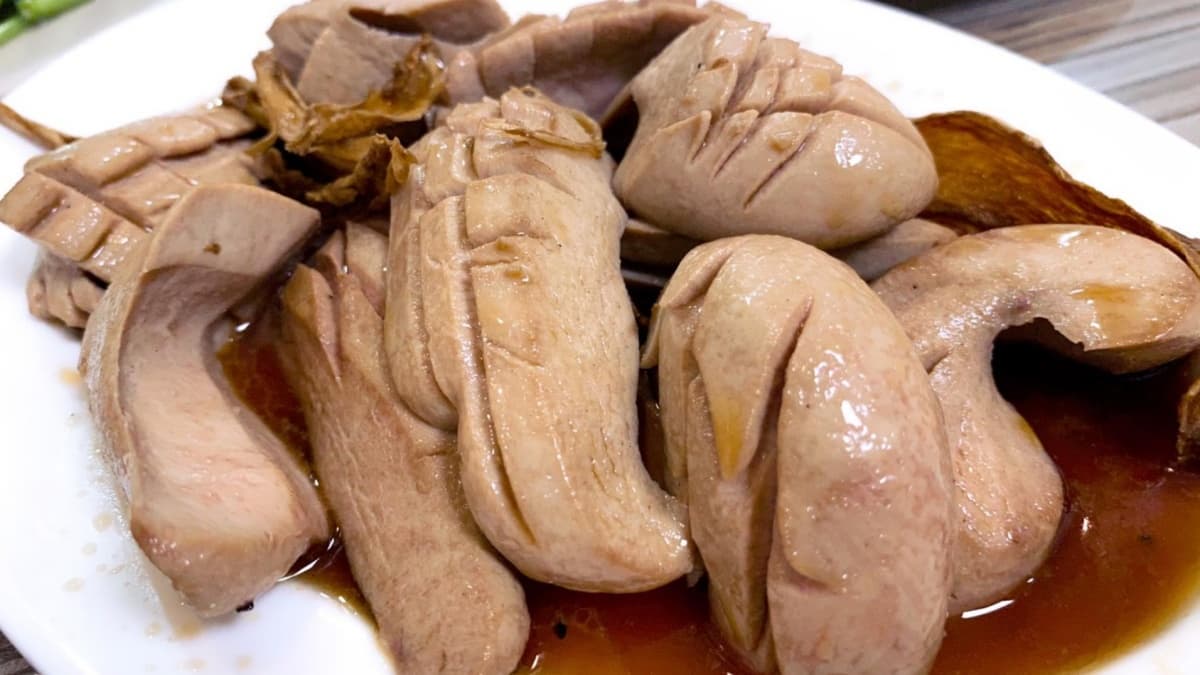 連綜藝節目都大推!60年「鱔魚意麵」必搭特製醬汁,現切魷魚鮮甜清脆可口 連綜藝節目都大推!60年「鱔魚意麵」必搭特製醬汁,現切魷魚鮮甜清脆可口