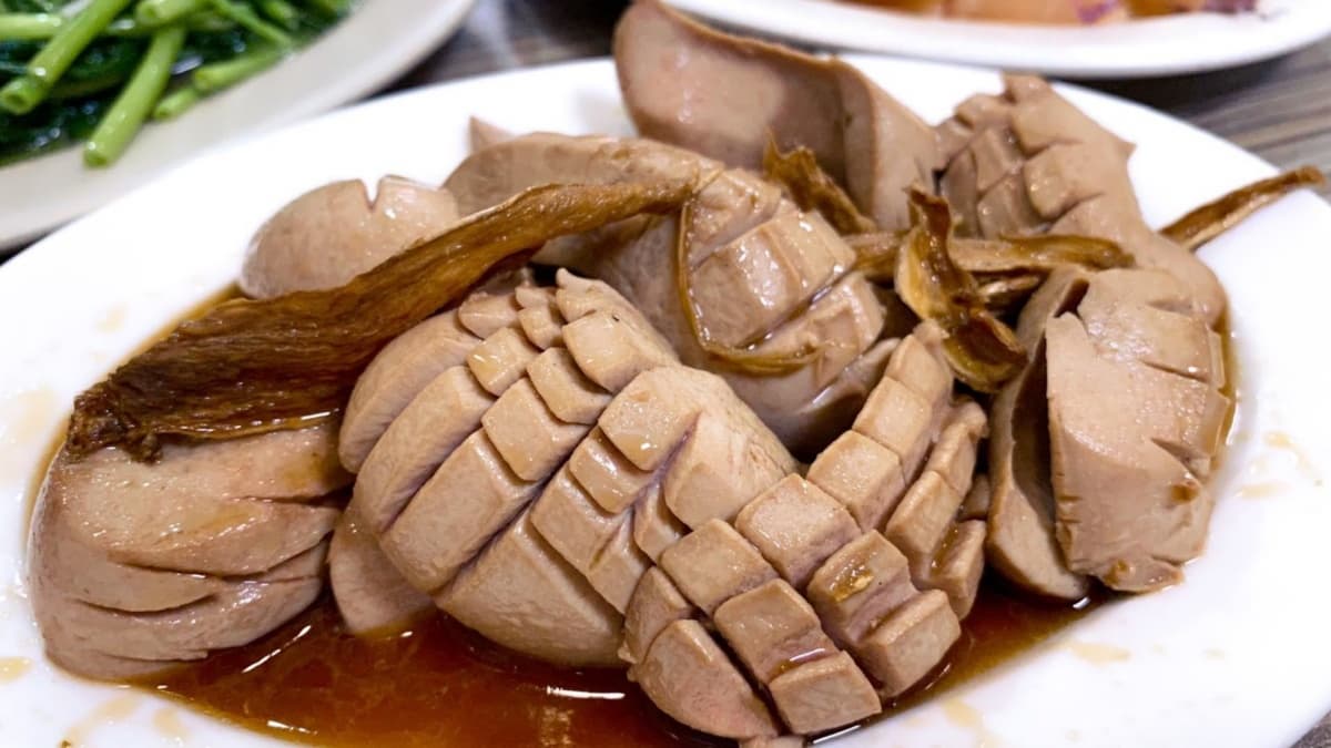 連綜藝節目都大推!60年「鱔魚意麵」必搭特製醬汁,現切魷魚鮮甜清脆可口 連綜藝節目都大推!60年「鱔魚意麵」必搭特製醬汁,現切魷魚鮮甜清脆可口