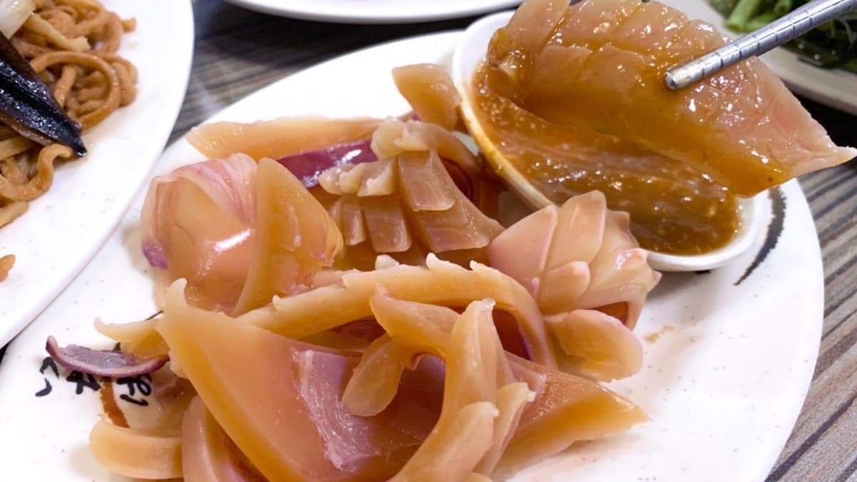 連綜藝節目都大推!60年「鱔魚意麵」必搭特製醬汁,現切魷魚鮮甜清脆可口 連綜藝節目都大推!60年「鱔魚意麵」必搭特製醬汁,現切魷魚鮮甜清脆可口