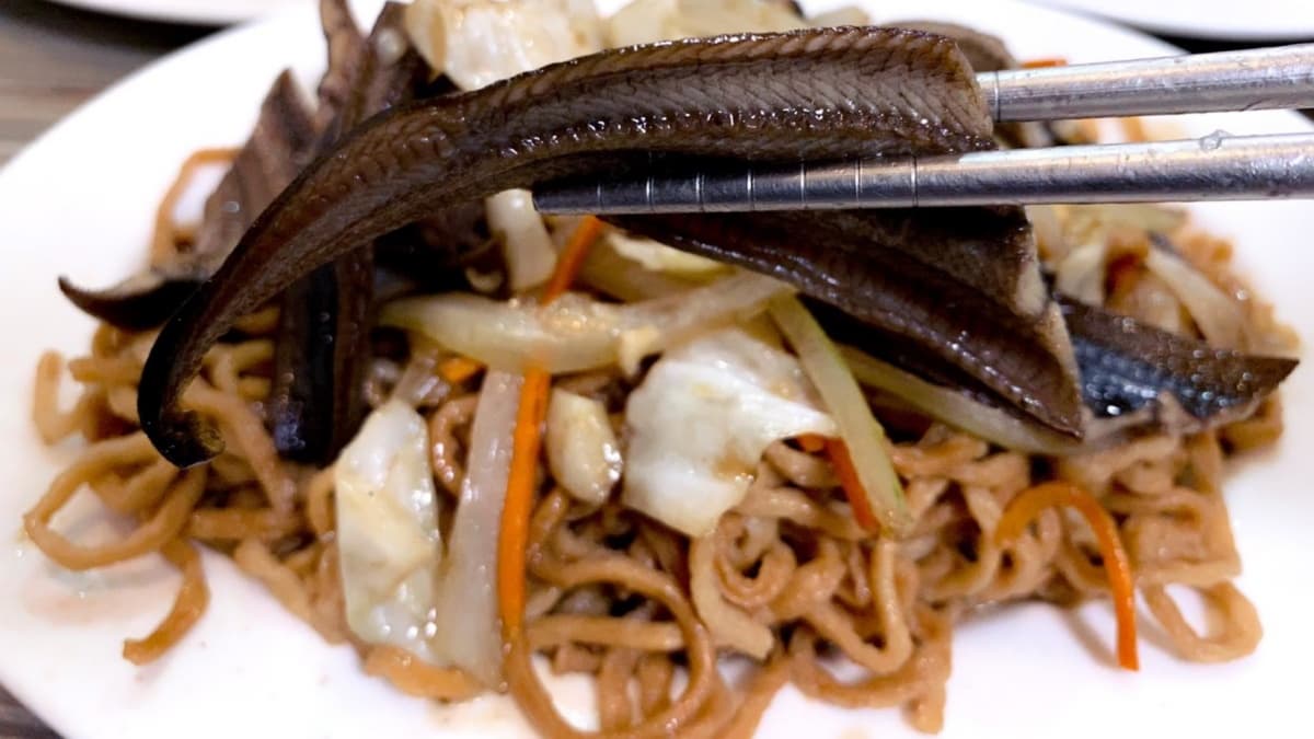 連綜藝節目都大推!60年「鱔魚意麵」必搭特製醬汁,現切魷魚鮮甜清脆可口 連綜藝節目都大推!60年「鱔魚意麵」必搭特製醬汁,現切魷魚鮮甜清脆可口