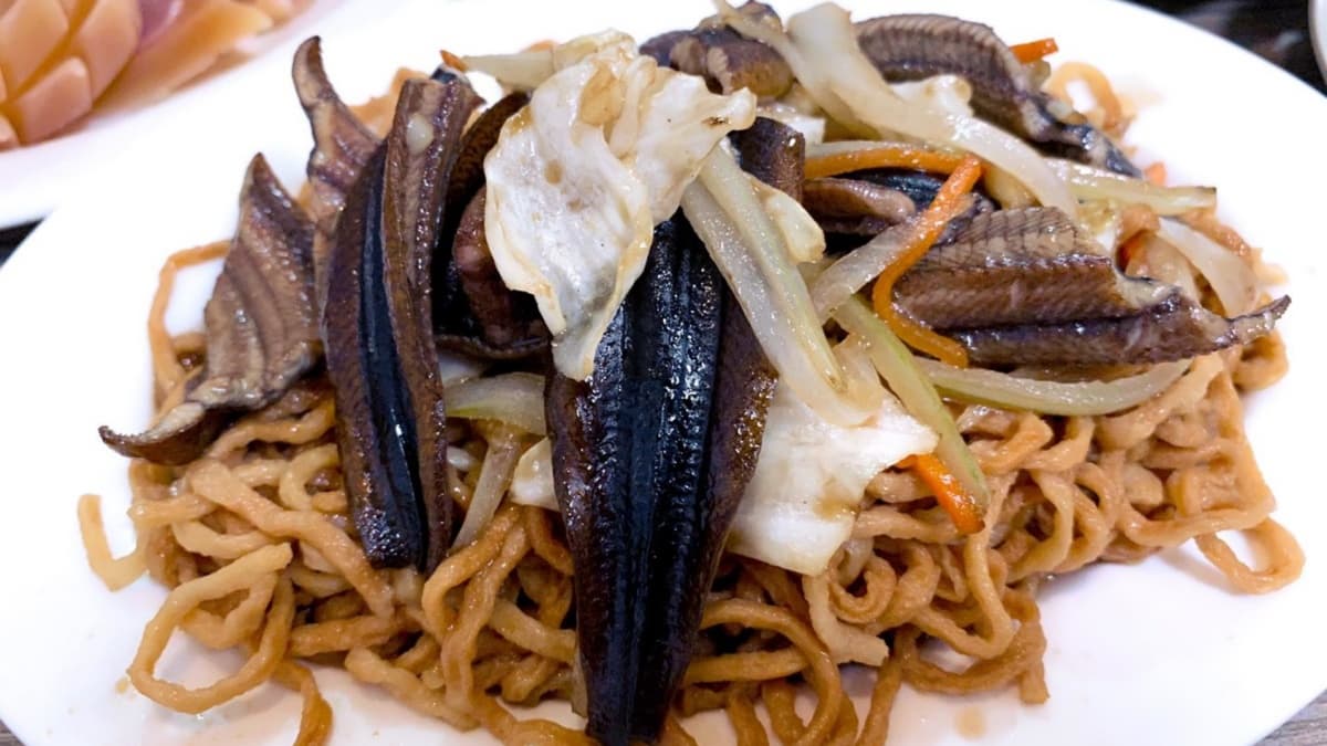 連綜藝節目都大推!60年「鱔魚意麵」必搭特製醬汁,現切魷魚鮮甜清脆可口 連綜藝節目都大推!60年「鱔魚意麵」必搭特製醬汁,現切魷魚鮮甜清脆可口