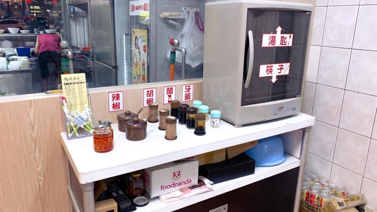 連綜藝節目都大推!60年「鱔魚意麵」必搭特製醬汁,現切魷魚鮮甜清脆可口 連綜藝節目都大推!60年「鱔魚意麵」必搭特製醬汁,現切魷魚鮮甜清脆可口