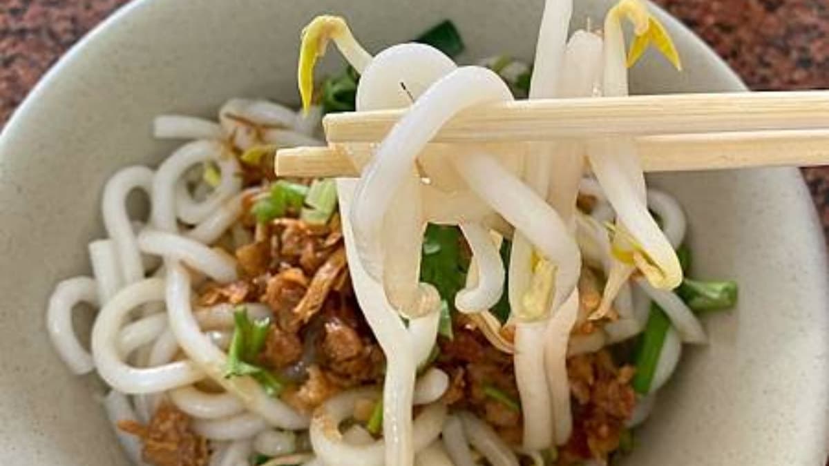 土地公庇佑!屏東「銅板價麵店」必點客家鹹湯圓,Q彈米苔目+油蔥酥太唰嘴 土地公庇佑!屏東「銅板價麵店」必點客家鹹湯圓,Q彈米苔目+油蔥酥太唰嘴