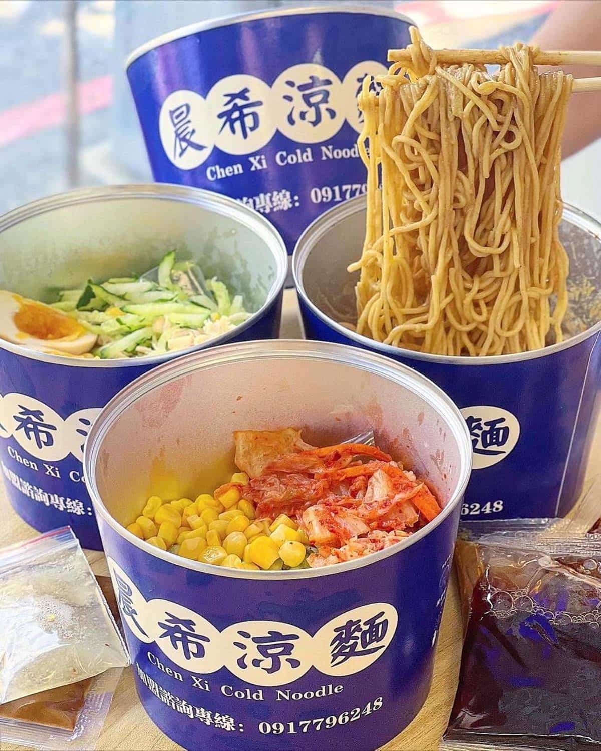 10月【發現新開店】11家IG打卡美食:易開罐涼麵、首家魚漢堡、超萌卡雷酥 【新開店】人類版罐罐?超有哏「易開罐涼麵」在這,泡菜+麻醬涼麵太唰嘴