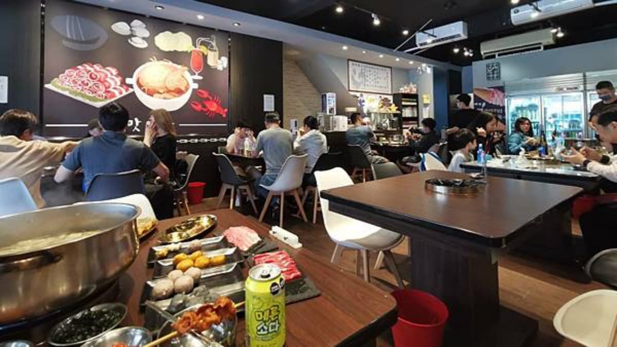 整隻活體雞入鍋!新北道地「韓式料理」小菜吃到飽,浮誇大盆裝滿滿蛤蜊 整隻活體雞入鍋!新北道地「韓式料理」小菜吃到飽,浮誇大盆裝滿滿蛤蜊