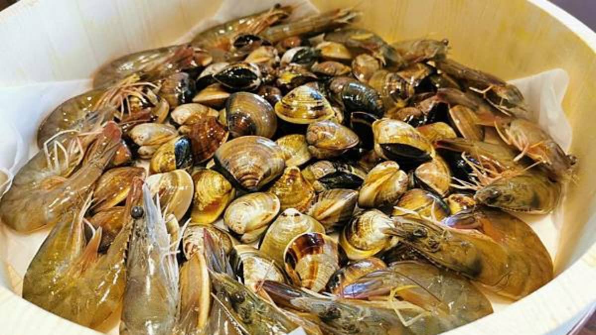 整隻活體雞入鍋!新北道地「韓式料理」小菜吃到飽,浮誇大盆裝滿滿蛤蜊 整隻活體雞入鍋!新北道地「韓式料理」小菜吃到飽,浮誇大盆裝滿滿蛤蜊