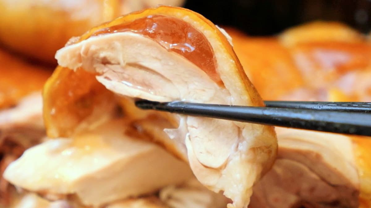 買雞肉送雞湯超佛!市場「人氣甘蔗雞」皮彈肉嫩有嚼勁,搭Q滑肉凍一吃上癮 買雞肉送雞湯超佛!市場「人氣甘蔗雞」皮彈肉嫩有嚼勁,搭Q滑肉凍一吃上癮