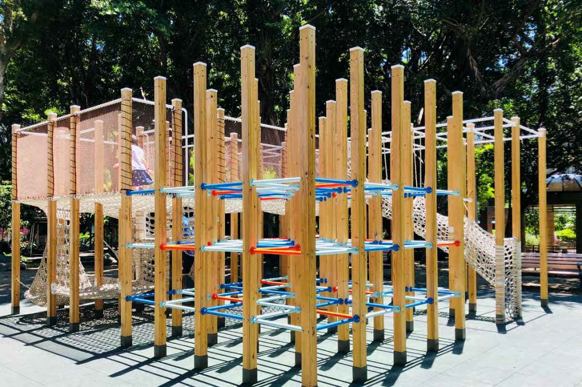 大小朋友都能爬!台北「3D木樁迷宮」公園設計開創舉,再窩進編織樹洞好放鬆 大小朋友都能爬!台北「3D木樁迷宮」公園設計開創舉,再窩進編織樹洞好放鬆