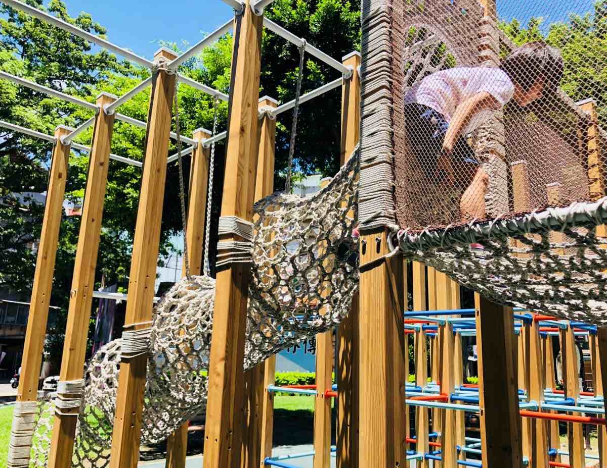 大小朋友都能爬!台北「3D木樁迷宮」公園設計開創舉,再窩進編織樹洞好放鬆 大小朋友都能爬!台北「3D木樁迷宮」公園設計開創舉,再窩進編織樹洞好放鬆