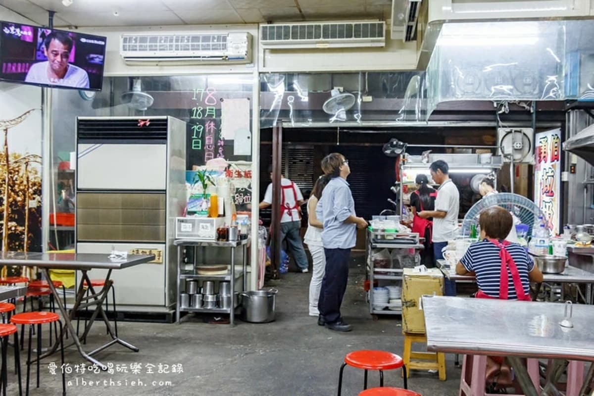 鶯歌人宵夜吃「垃圾麵」?混濁湯頭吸滿豬骨精華,再加獨門肉燥、辣油更銷魂 鶯歌人宵夜吃「垃圾麵」?混濁湯頭吸滿豬骨精華,再加獨門肉燥、辣油更銷魂