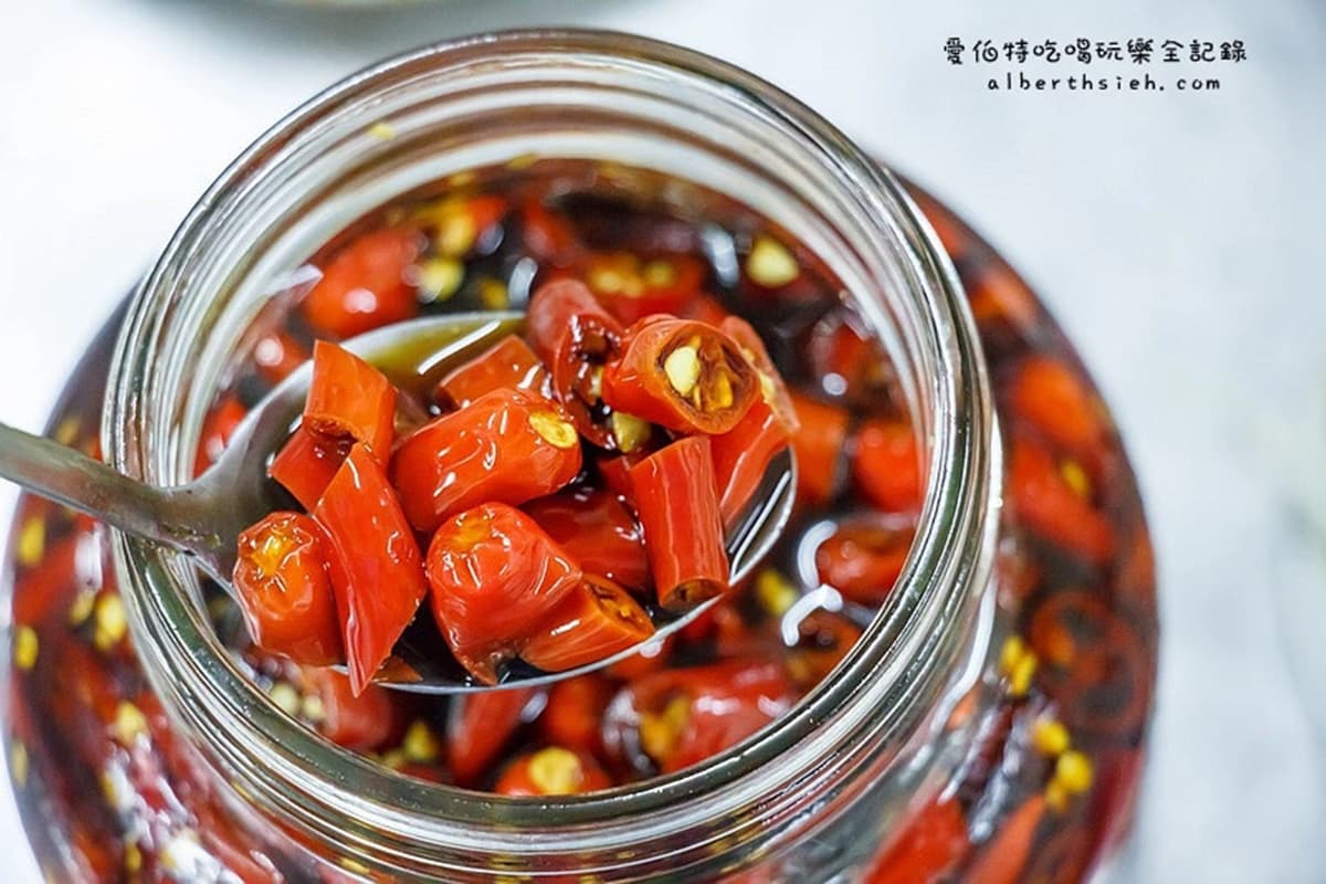 鶯歌人宵夜吃「垃圾麵」?混濁湯頭吸滿豬骨精華,再加獨門肉燥、辣油更銷魂 鶯歌人宵夜吃「垃圾麵」?混濁湯頭吸滿豬骨精華,再加獨門肉燥、辣油更銷魂