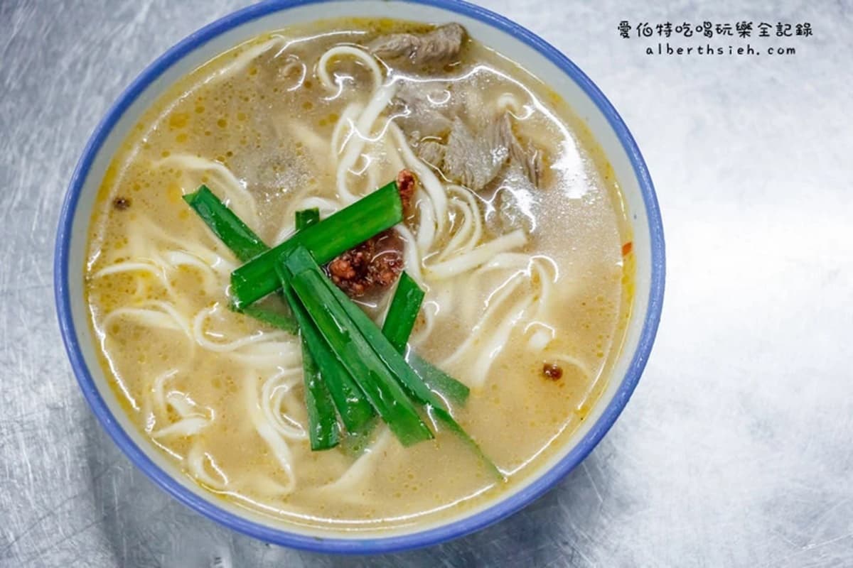 鶯歌人宵夜吃「垃圾麵」?混濁湯頭吸滿豬骨精華,再加獨門肉燥、辣油更銷魂 鶯歌人宵夜吃「垃圾麵」?混濁湯頭吸滿豬骨精華,再加獨門肉燥、辣油更銷魂