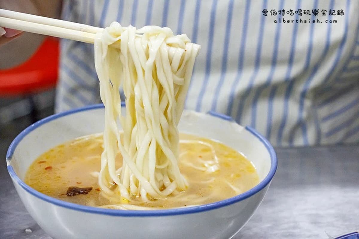 鶯歌人宵夜吃「垃圾麵」?混濁湯頭吸滿豬骨精華,再加獨門肉燥、辣油更銷魂 鶯歌人宵夜吃「垃圾麵」?混濁湯頭吸滿豬骨精華,再加獨門肉燥、辣油更銷魂
