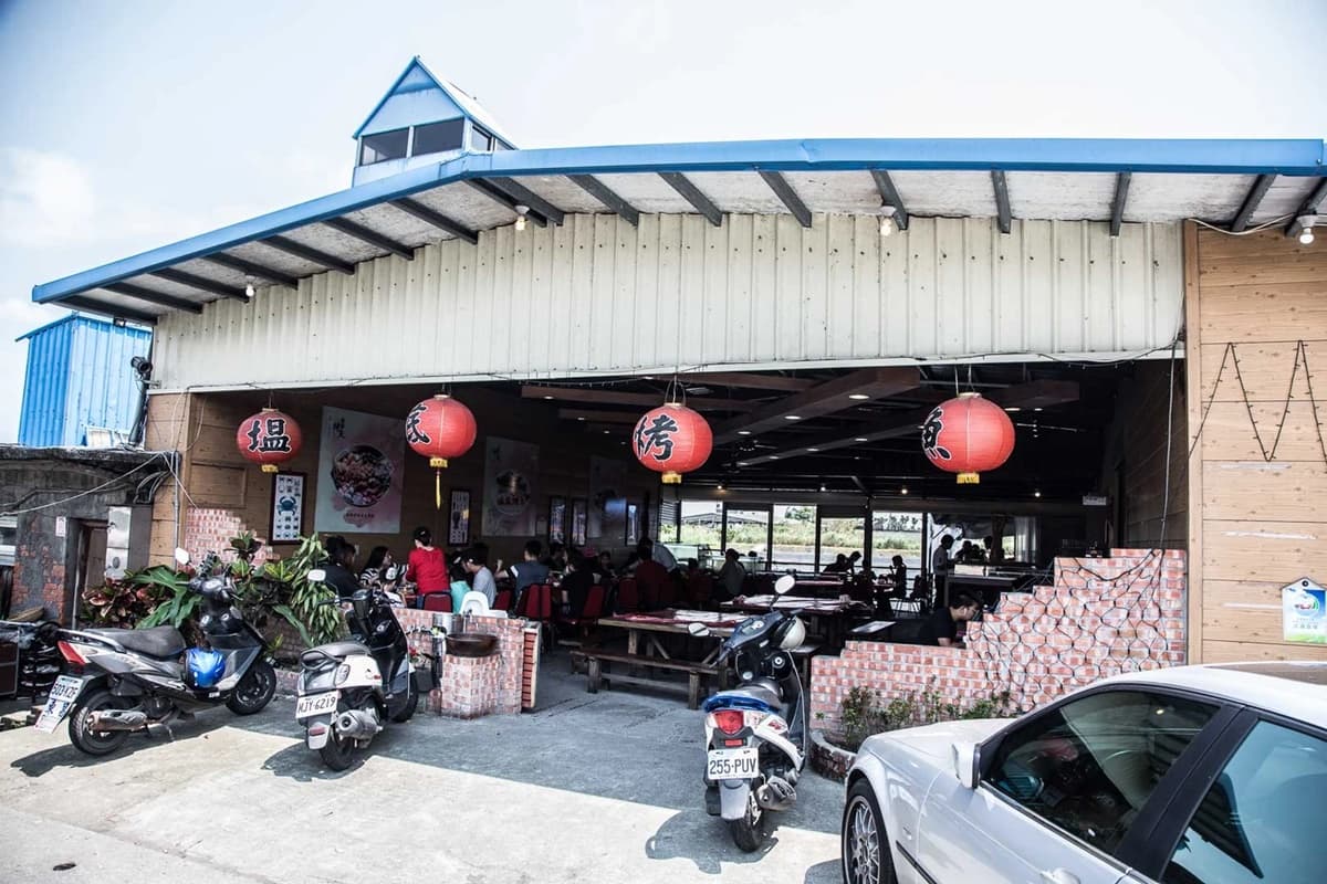 社團好評一面倒!宜蘭「巨無霸烤魚」要用湯匙敲,魚肚還塞滿九層塔、蔥蒜 社團好評一面倒!宜蘭「巨無霸烤魚」要用湯匙敲,魚肚還塞滿九層塔、蔥蒜
