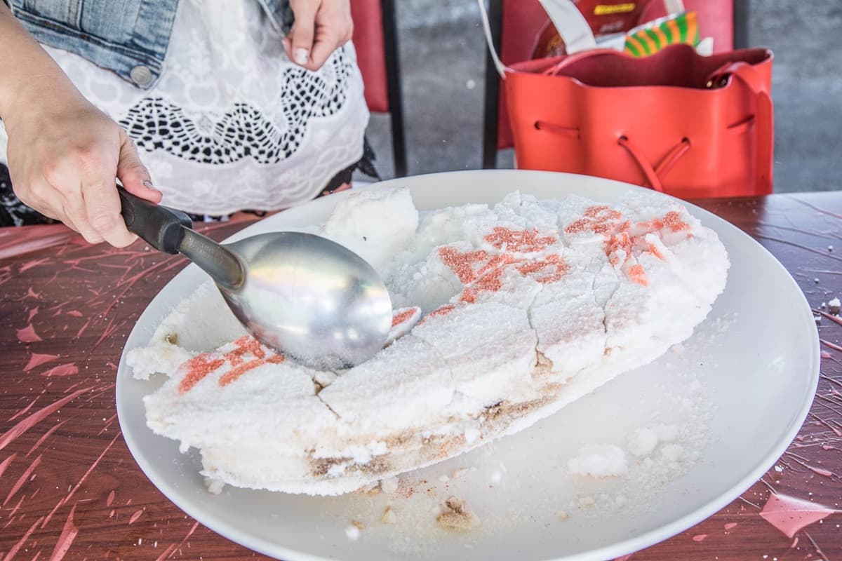 社團好評一面倒!宜蘭「巨無霸烤魚」要用湯匙敲,魚肚還塞滿九層塔、蔥蒜 社團好評一面倒!宜蘭「巨無霸烤魚」要用湯匙敲,魚肚還塞滿九層塔、蔥蒜