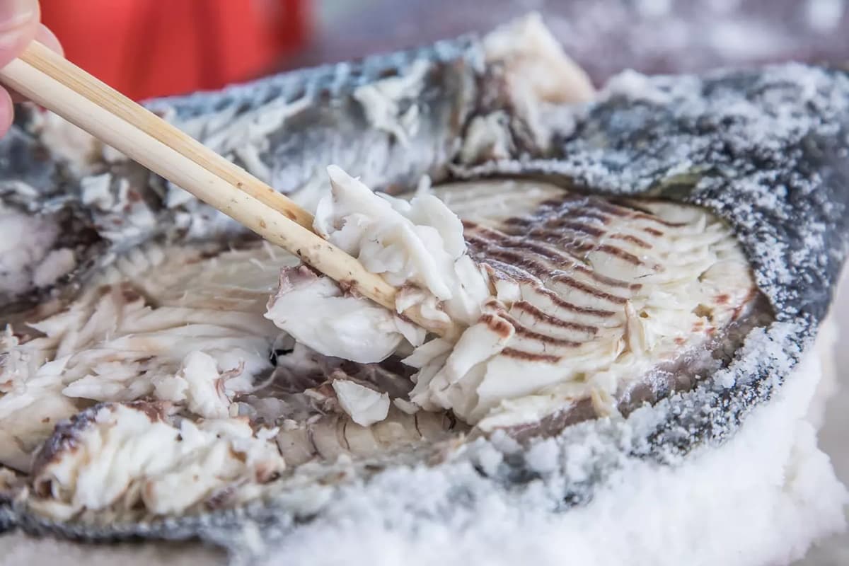 社團好評一面倒!宜蘭「巨無霸烤魚」要用湯匙敲,魚肚還塞滿九層塔、蔥蒜 社團好評一面倒!宜蘭「巨無霸烤魚」要用湯匙敲,魚肚還塞滿九層塔、蔥蒜