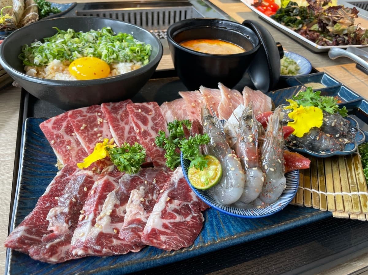 10月【發現新開店】11家IG打卡美食:易開罐涼麵、首家魚漢堡、超萌卡雷酥 180度無邊際海景+賞月!打卡全台最美「1人燒肉」,79元嗑「巨無霸大草蝦」