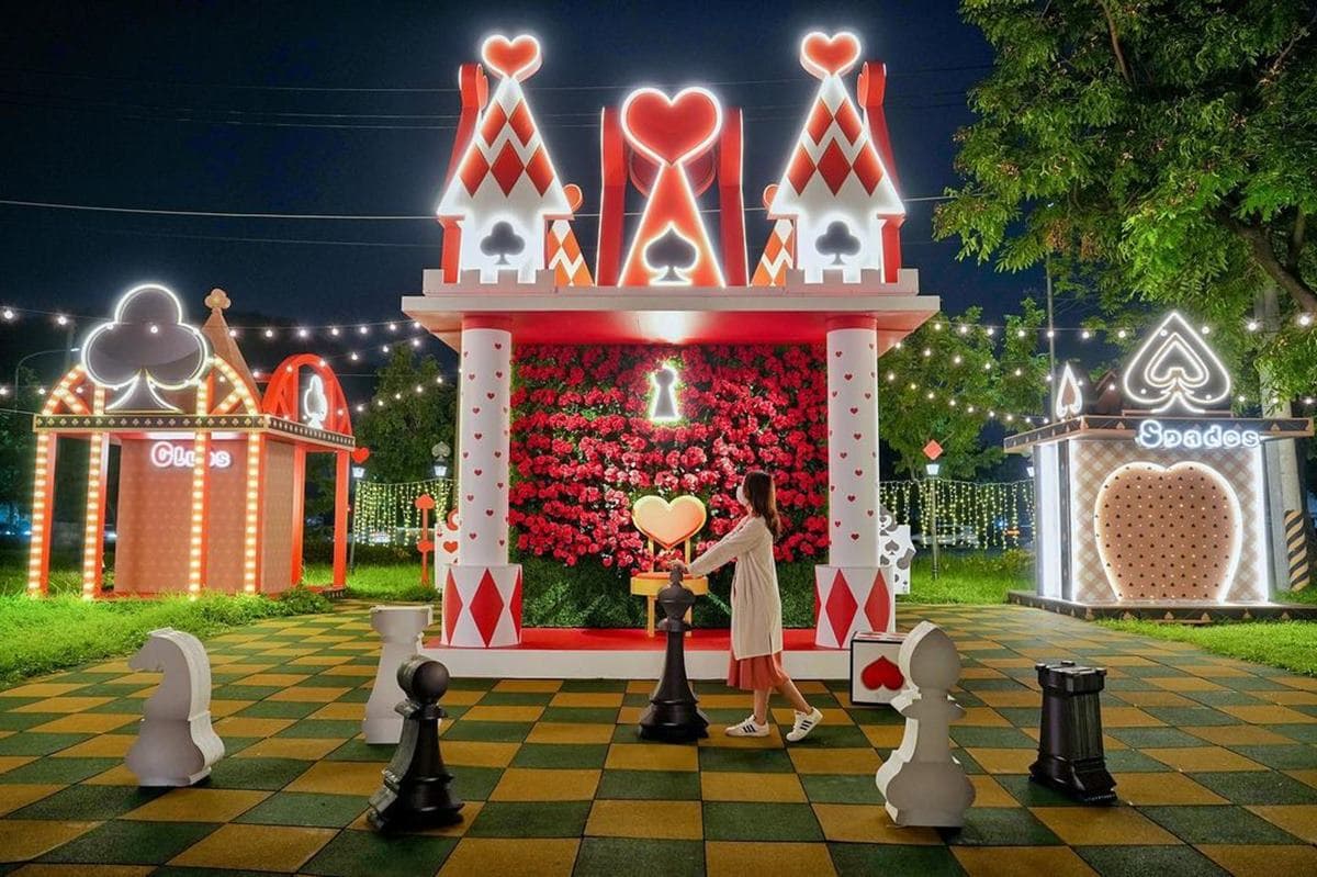 公園變身《愛麗絲夢遊仙境》!衝高雄打卡紅心城堡、撲克牌衛兵,點燈更浪漫 公園變身《愛麗絲夢遊仙境》!衝高雄打卡紅心城堡、撲克牌衛兵,點燈更浪漫